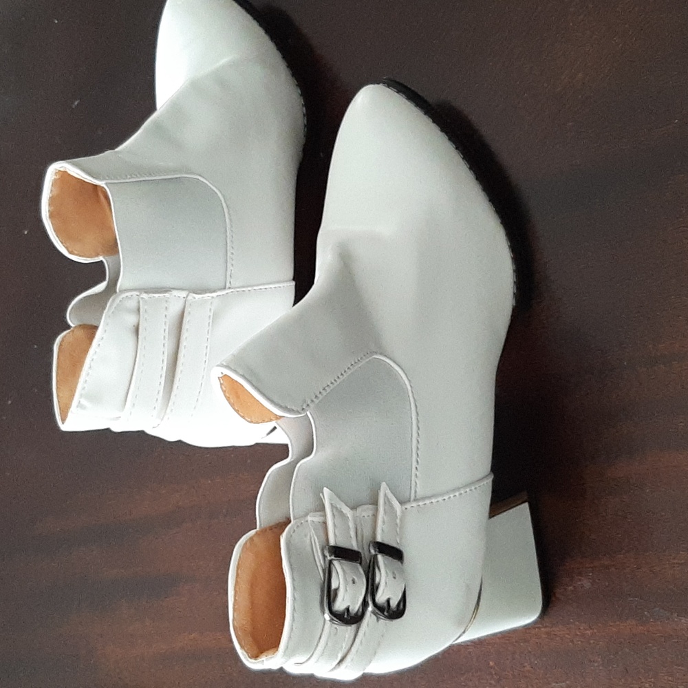 Trendy white booties